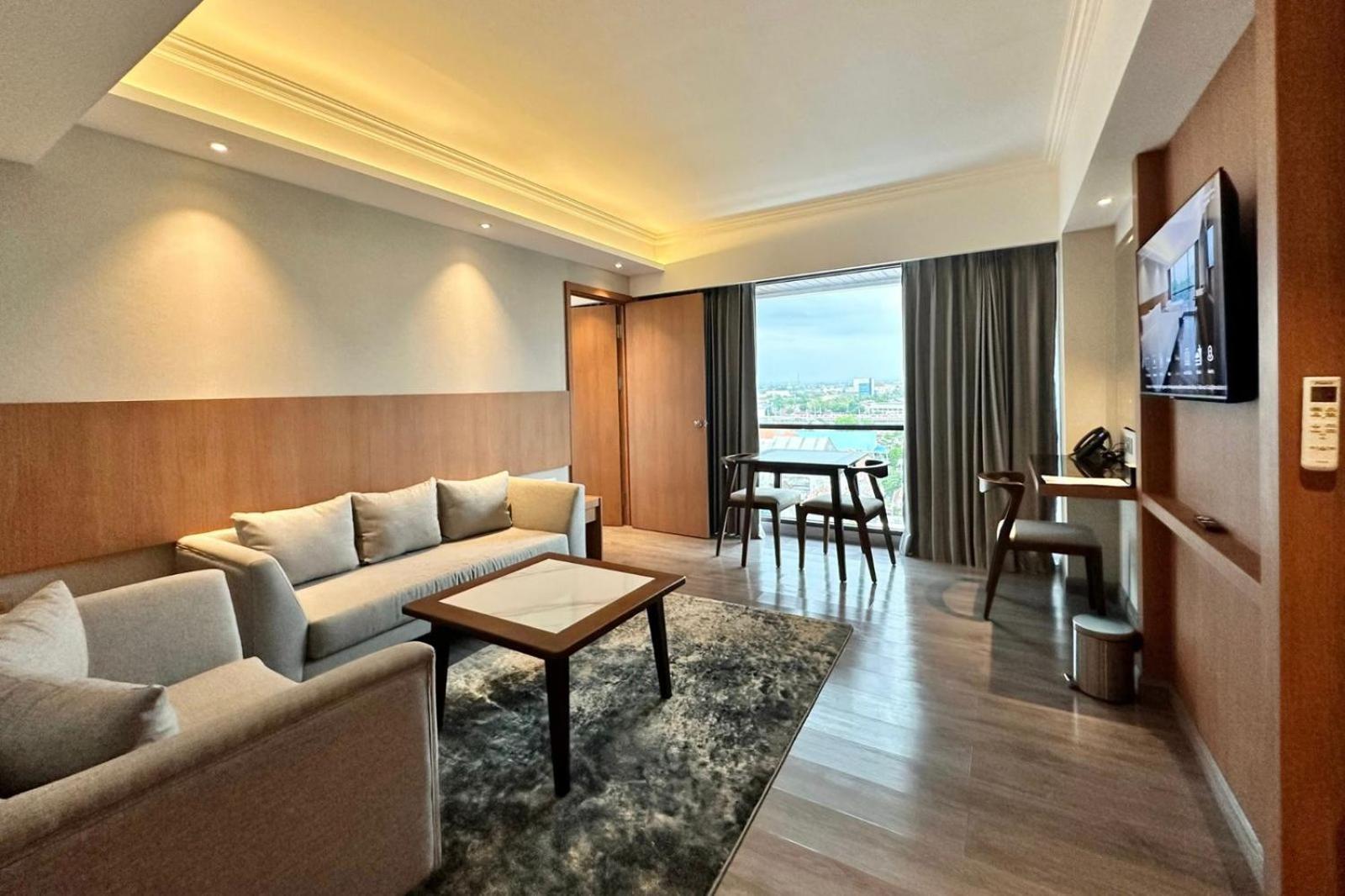 The Malioboro Hotel & Conference Center Γιογκιακάρτα Δωμάτιο φωτογραφία